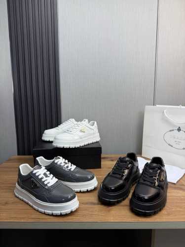 工厂P价 Prada 普拉达 新款男士拼接运动鞋 金标厚底休闲皮鞋 这款运动鞋采用亮面漆牛皮与光滑小牛皮打造，外侧饰以涂珐琅金属三角形徽标，鞋舌饰有压纹徽标，搭