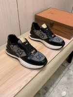 新款: 厂价 古奇Gucci* 最新爆款休闲鞋，顶端品牌奢侈～代购，顶级～质量。鞋面選用进口透气牛皮搭配材质透气羊皮垫脚 精细做工。原版个性时尚柔软橡膠耐磨防滑
