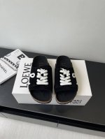 Loewe 罗意威 25Ss春夏新款 情侣款 博肯拖鞋 真的一鞋难求 真的超级好看 姐妹们给我冲 博肯拖鞋 皮革绒面双扣时尚休闲平底鞋 牛皮绒面革质地柔软搭配可