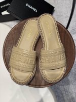 25Fw春夏新款Chane*小香链条圈边刺绣字母凉拖鞋 链条麻绳底系列 香家标志性的穿皮链条设计应用在垫脚圈边，配上经典菱格元素覆盖鞋面 垫脚！格外精致又文艺，