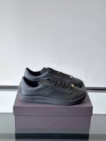 出厂价p 实价 Valentino 2025 华伦天奴新款简约款小白鞋 四季可穿 小牛皮材质舒适透气 质感在线 这双鞋的小牛皮可以做到极致的柔软 在追求美观的同