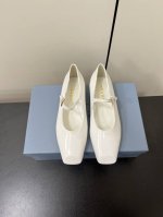 PRADA 普拉达 25ss 春夏新款 平跟方头单鞋简单的设计大概就是它最让人喜欢的点 不是烂大街的那种 很有自己的品牌个性面料：进口小牛漆皮 内里：进口混种羊
