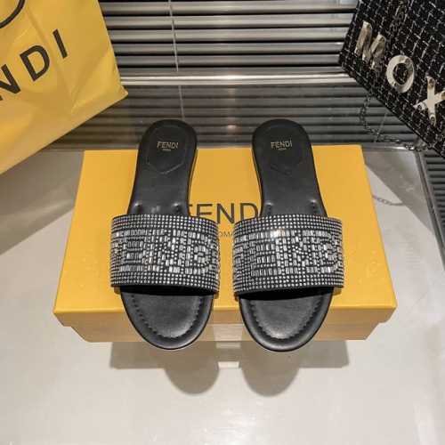 橙子出厂价p fendi 芬迪 初夏新款 满钻平底拖鞋 一字拖 休闲凉拖 颜色 黑 白 粉 棕 金 银 码数 35-42