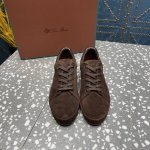 Loro Piana 系列休闲鞋推出 此系列以羊京皮为主，优雅低调奢华。时尚性与皮料实用性同样兼具依然全网最高品质。 ①鞋面：羊京皮 ②内里：羊皮 ③大底：原版