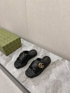 Gucc*春夏最新女士拖鞋Ins爆款现货发售原版购入开模，原版一致大底私模开版交叉式特别包脚舒适，松口和勒脚都不会有脚感舒适升级版pu发泡大底鞋面羊皮内里羊皮独