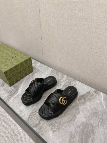 Gucc*春夏最新女士拖鞋Ins爆款现货发售原版购入开模，原版一致大底私模开版交叉式特别包脚舒适，松口和勒脚都不会有脚感舒适升级版pu发泡大底鞋面羊皮内里羊皮独