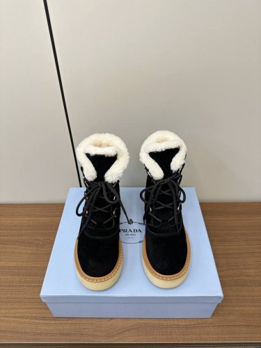 Prada 24秋冬新款羊毛雪地靴 原版1:1开发 经典款鞋型特别的耐看 面料：牛反绒麂皮 内里：羊皮毛一体羊羔毛 垫脚：羊皮毛一体羊羔毛 大底：原版TPU大底