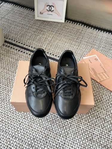皮面 Miu Miu 25Ss 春夏新款走秀Miumiu 德训鞋 休闲鞋 秀场工艺来自Miu Miu系列的细节特写 新季的潮流要素一 多元对撞 传达现代风格~