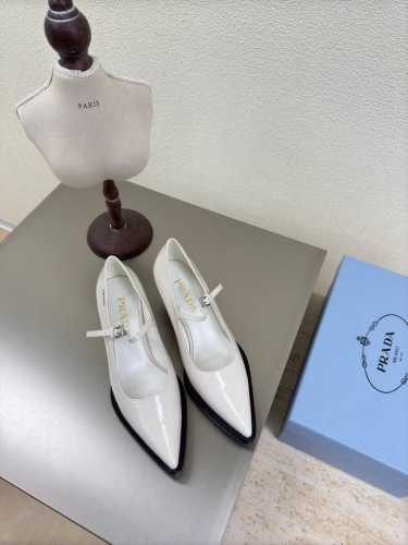 玛丽珍 三角跟 印胶 Logo 单鞋 Prada 马蹄跟高 4.5 Cm 简约设计 搭配三角标 Logo 的设计和简约的线条 很有格调 简单纯粹得色调 原版开模