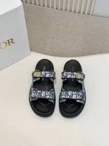 出厂价p 这款 Dioract凉鞋采用蓝色格纹布提花面料等材质精心制作，饰以米白色酒椰草 Oblique 印花，时尚摩登。贴合脚型的内底以轻盈舒适的皮革制作，搭
