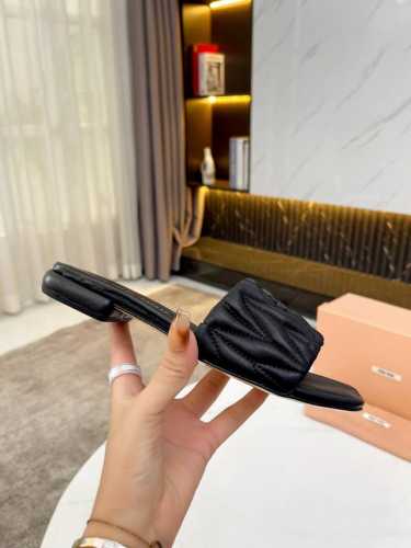 工厂P价 女装女鞋 运动原单 Miu Ss25 New Arrival～ Miu家夏真皮大底拖鞋顶级精品 皱皱的皮革处理工艺是Miu家的经典手法 凸显了小羊皮的