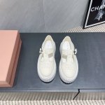 出厂： 独家顶级版本 缪缪Miumiu2025Vs新款休闲鞋系列 专柜主打最新款 休闲小白鞋硬货上新 代购级别！高级感十足！国内外博主刷爆的一款，复古又时髦 上