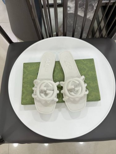原版Tpu材质带亮光版本 size:35-42 单码单模+内里带编码+码数 独家正确版本 真正原版1 1品质 颜色 十色 黑色 白色 浅杏色 粉色 橘色 果绿色