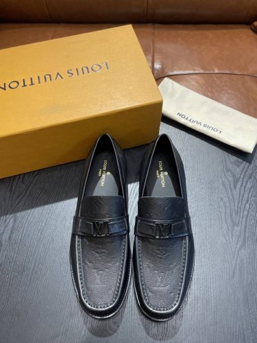 l家 Size:39-44 38.45定做 原单Lv官网男士休闲皮鞋，顶级原单复刻，采用进口开边珠小牛皮／经典老花，极强质感，小牛皮透气内里，原版大底，防滑耐磨
