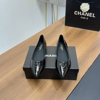 新款 Chanel 25Ss 香奈儿 单鞋早秋系列火爆上新，这一季香家小爆款！ 真的一眼爱了，经典拼色完美搭配！ 真的超级有个性，是这款鞋子最大的亮点，醒目而不