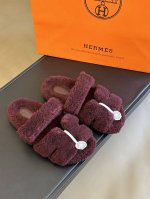 顶级版本 Herme s #皮毛一体卷糕毛二舅拖 经典色 + 2024 新配色 今年面料均选用A+皮毛一体卷糕毛 毛茸茸的 敲可爱的，踩云脚感，光脚或者搭配个袜