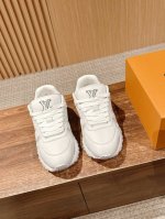 驴牌新款胖丁运动鞋初次亮相于2025早秋系列 以大号版本延续 Run Away 运动鞋的标志性设计 光滑牛革鞋面融入撞色 Lv 字母和 Vuitton 标识 轻