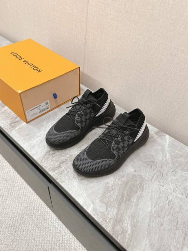 冲量价: Louis Vuitton 路易威登25Ss最新弹力布运动鞋 春夏秀场出镜率最高的一款单品 超多名模上脚 简约大方非常百搭 鞋面采用进口弹力布 侧面驴