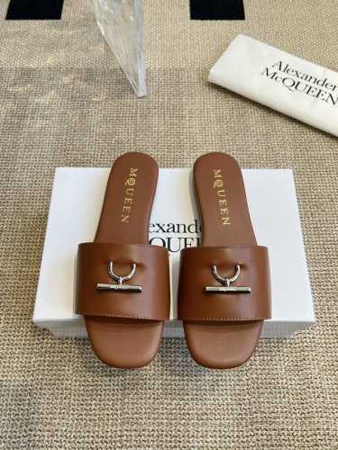 橙子出厂价p alexander Mcqueen 亚历山大 麦昆 春夏新款 平底拖鞋 一字拖 休闲凉拖 原版复刻定制 搭配金属扣刻Mcq标志 轻松穿出大长腿 舒