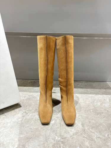 Toteme 设计师小众品牌经典秋冬小猫跟方头长靴 来自瑞典的小众品牌 很多博主都是大爱这款鞋 被称为神仙百搭靴 因为不管怎么搭配都是很美啊！ 小仙女们必备单品