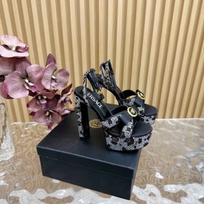 高版本Versace 范思哲2024春夏新款 防水台厚底 专柜同步发售 场米兰秀场同简约干练的版型，童话般的亚特兰蒂斯或神奇的海洋主题，明亮的荧光色和各种彩色配