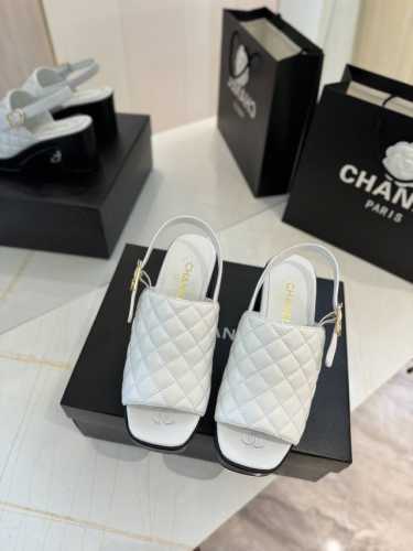 代购级 Chanel 24C春夏新品粗跟鱼嘴 中空 凉鞋系列 这一季山茶花系列真的超美 香奶奶家一贯的优雅名媛气质 高级感十足！上脚非常Nice～ 不管光脚穿或