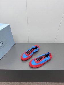 出厂 Prada 普拉达春夏秀款薄底德训鞋 25ss秀款出境率最高的单品 鞋面麂皮有肌理感，内里羊皮包裹，软软糯糯的 鞋垫加厚小羊皮，踩上去无比舒适，有支撑感，