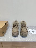 UGG 油叽叽 经典款 厚底 坡跟 系带短靴 毛靴 原版购入开发 做货 UGG这款高跟雪地靴真的打破了传统以来厚底靴的风格 太有设计个性了，深得少女心啊哈哈哈上
