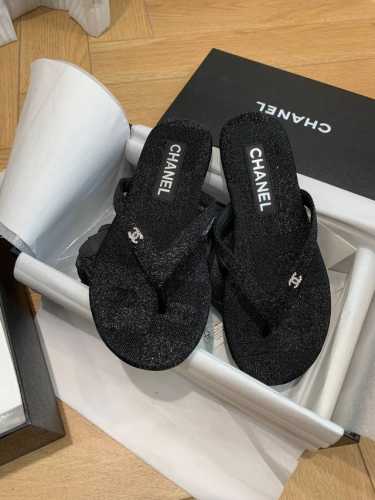 CHANEL｜小香24c春夏新品 双C人字拖 大爆款已经被它的美貌折服 有拖鞋随性自然 又彰显品牌特色 满满的高级感 上脚超洋气 鞋面丝绒牛皮 内里采用混种羊皮