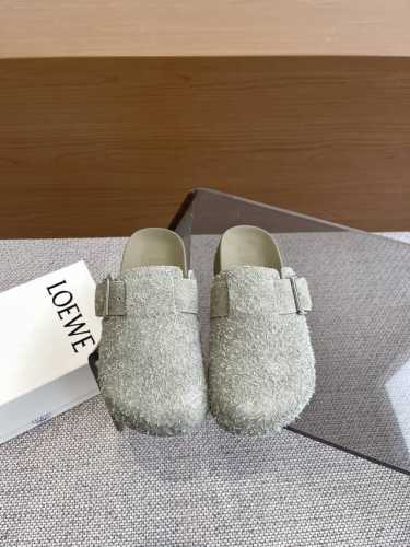 LOEWE 罗意威 25ss 新款 勃肯拖鞋来自秀场 品牌设计师Jonathan Anderson一贯的玩味主义色彩 新款 勃肯 穆勒拖鞋以可爱有趣的圆形鞋头搭