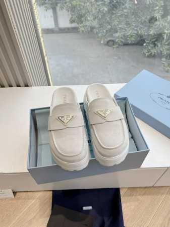 所见即所得G036最新系列！Prada 普拉达博肯面包鞋2025春夏新款厚底凉鞋 三角扣面包包头半拖鞋 最新走秀系列 经典升级 舒适度与时髦度并存 每个颜色搭配 - 点击图像关闭