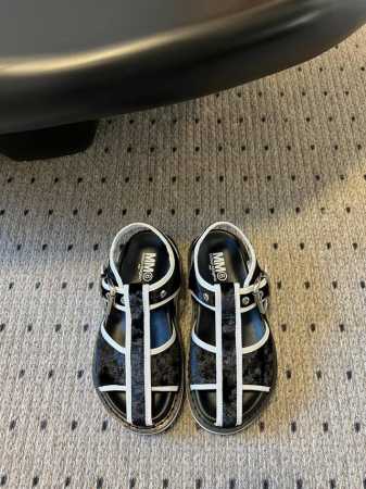 顶级版本380 #绒面 Maison Margiela 25Ss复古罗马凉鞋 新品猪笼鞋凉鞋很大方 搭配各种风格都可轻松驾驭 小短腿的福音 上身瞬间秒变大长腿 - 点击图像关闭