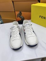 出厂价Pp： 品牌：芬迪 标准码：38–44 等级：官网同款 材料：原版皮料 舒适羊皮内里 轻便柔软耐磨大底 款式类别：男士时尚休闲鞋 跑步 运动鞋 尊贵奢侈品