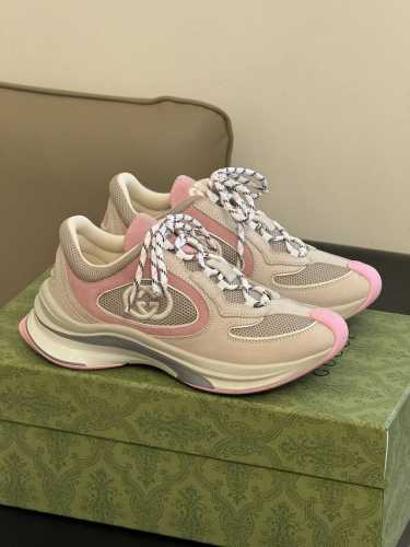 顶级版本 Gucci fw23 new arrival～ gucci run 情侣款跑鞋新品 鞋型的线条感以及不同材质和颜色的配搭，简直可以登上年度跑鞋top3