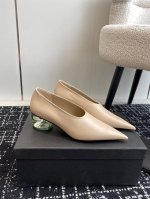 代购级 JIL sander 小众潮牌 24春夏超现代主义水晶透明跟尖头系列单鞋 凉鞋！这款现代风格凉鞋醒目吸睛，微风轻轻吹过，脚下的每一步都应该轻盈而自在。尖