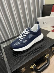 出厂价： 迪奥新款休闲运动鞋 时尚百搭， 版型简洁大气， 面料采用进口牛皮配原版布料，透气内里，原版耐磨橡胶大底，独家新款，实物拍摄，码数：38-442色可选