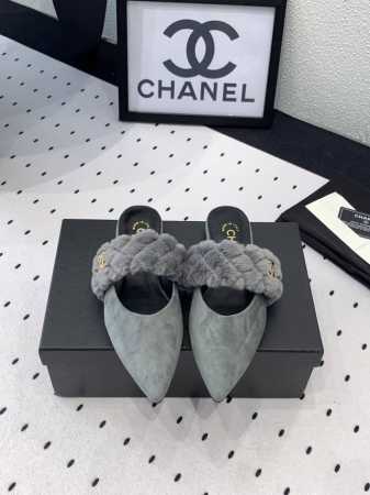 Chanel 新款毛毛拖鞋 秋冬搭配袜子休闲又慵懒 上脚真的好看又时髦 手感细腻柔软丝滑 进口羊京貂羚毛鞋面 原版意大利真皮大底 Size：35-39 40 4 - 点击图像关闭