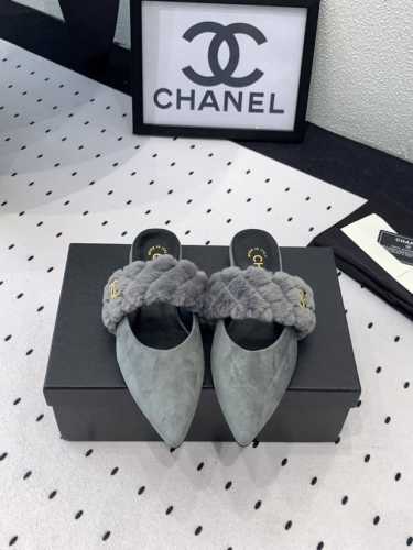 Chanel 新款毛毛拖鞋 秋冬搭配袜子休闲又慵懒 上脚真的好看又时髦 手感细腻柔软丝滑 进口羊京貂羚毛鞋面 原版意大利真皮大底 Size：35-39 40 4