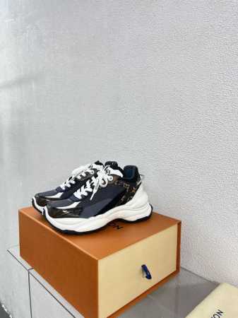 L驴 Run55 增高运动鞋老爹鞋 经典蓝条纹 年度舒适运动鞋舒适度堪比专业运动鞋，兼具时尚和实用，完全不会磨脚 材质介绍: 1鞋面选材采用纯进口的Dk透气网格 - 点击图像关闭