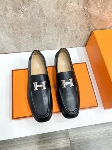 H家 Herme* 爱马-仕 新品paris乐福鞋皮鞋 官方售价rmb , 采用进口牛皮 开边珠亮皮 粒面牛皮 手掌纹牛皮 打造 搭配经典复古金属h Logo鞋