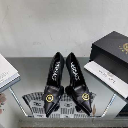 Versace 范思哲蝴蝶结金属扣跟高跟鞋 美丽的杀手鞋，优雅与朋克交织，青春的叛逆自在脚下，这双鞋设计蝴蝶结和铆钉完美中和，气质拉满，搭配牛仔裤、短裤、裙装、 - 点击图像关闭