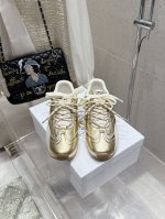 代购级 Dior D-Sketch 运动鞋于迪奥 25Ss 春夏成衣系列发布秀精彩亮相，彰显经典的复古美学 采用白色尼龙和牛皮革精心制作，饰以灵感源自鞋履制作阶
