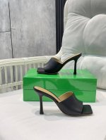 Bv 葆蝶家 18色齐 塑造经典一字深口拖鞋 黑色 Bottega Veneta 深口拖鞋继续延续 夸张的各种配色 必将影响穿搭界 各个明星 博主争相试穿 季节