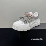 chanel香奈儿25S厚底珍珠蝴蝶结小白鞋，休闲鞋板鞋，网红明星同款 ，将时尚与舒适完美融合。鞋面简约大气，搭配精致珍珠与多彩鞋带，细节之处尽显奢华格调。厚底