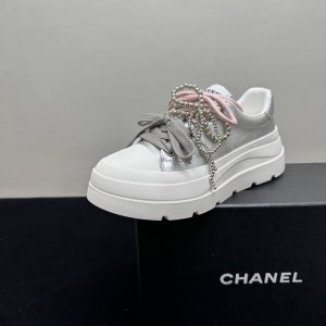 chanel香奈儿25S厚底珍珠蝴蝶结小白鞋，休闲鞋板鞋，网红明星同款 ，将时尚与舒适完美融合。鞋面简约大气，搭配精致珍珠与多彩鞋带，细节之处尽显奢华格调。厚底