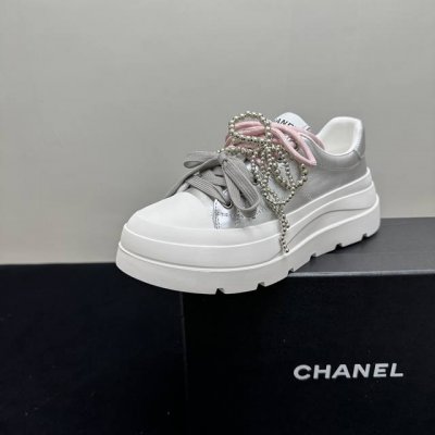 chanel香奈儿25S厚底珍珠蝴蝶结小白鞋，休闲鞋板鞋，网红明星同款 ，将时尚与舒适完美融合。鞋面简约大气，搭配精致珍珠与多彩鞋带，细节之处尽显奢华格调。厚底