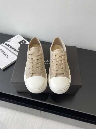 prada 普拉达 25Ss新款 帆布鞋 科技帆布最新黑科技 相隔几年prada又给我们带来好看的饼干鞋了 时髦精绝对不能错过的必入款 没有任何繁杂装饰 质感极
