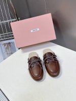 miu Miu 缪缪米兰走秀款春夏半拖豆豆鞋 “邋遢”来自Miu Miu系列的细节特写 以双色鞋带样式呈现 . 新季的潮流要素一 适当与皮革的印记，夸张地表达时