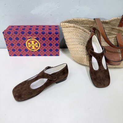 高品质出厂 ！小众潮牌TORY BURCH24春夏秀款T字玛丽珍平底乐福鞋！可盐可甜！ 就很有当代的复古那味儿～～ 既有单鞋的舒适又有玛丽珍的时髦俏皮，脚背上的