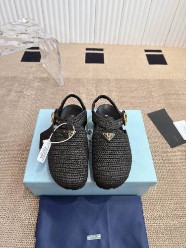 prada 普拉达 包头拖鞋 这款多功能设计结合了品牌的传统与现代感 展示了一个倒三角的标志 增添了一丝标志感 采用麂皮制成 这双鞋提供了一种流畅的轮廓和耐用的